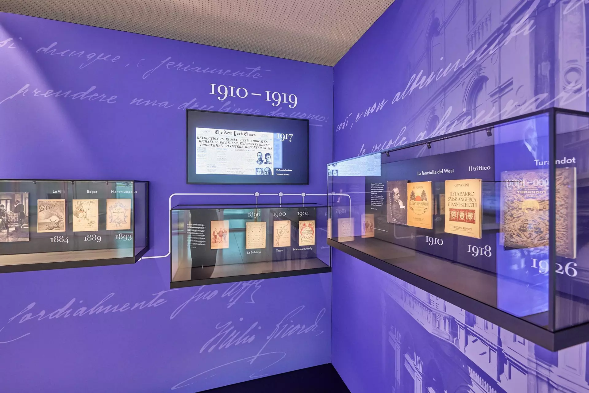 Excerpt from the Puccini exhibition with exhibits from 1910-1919, protected in glass display cases