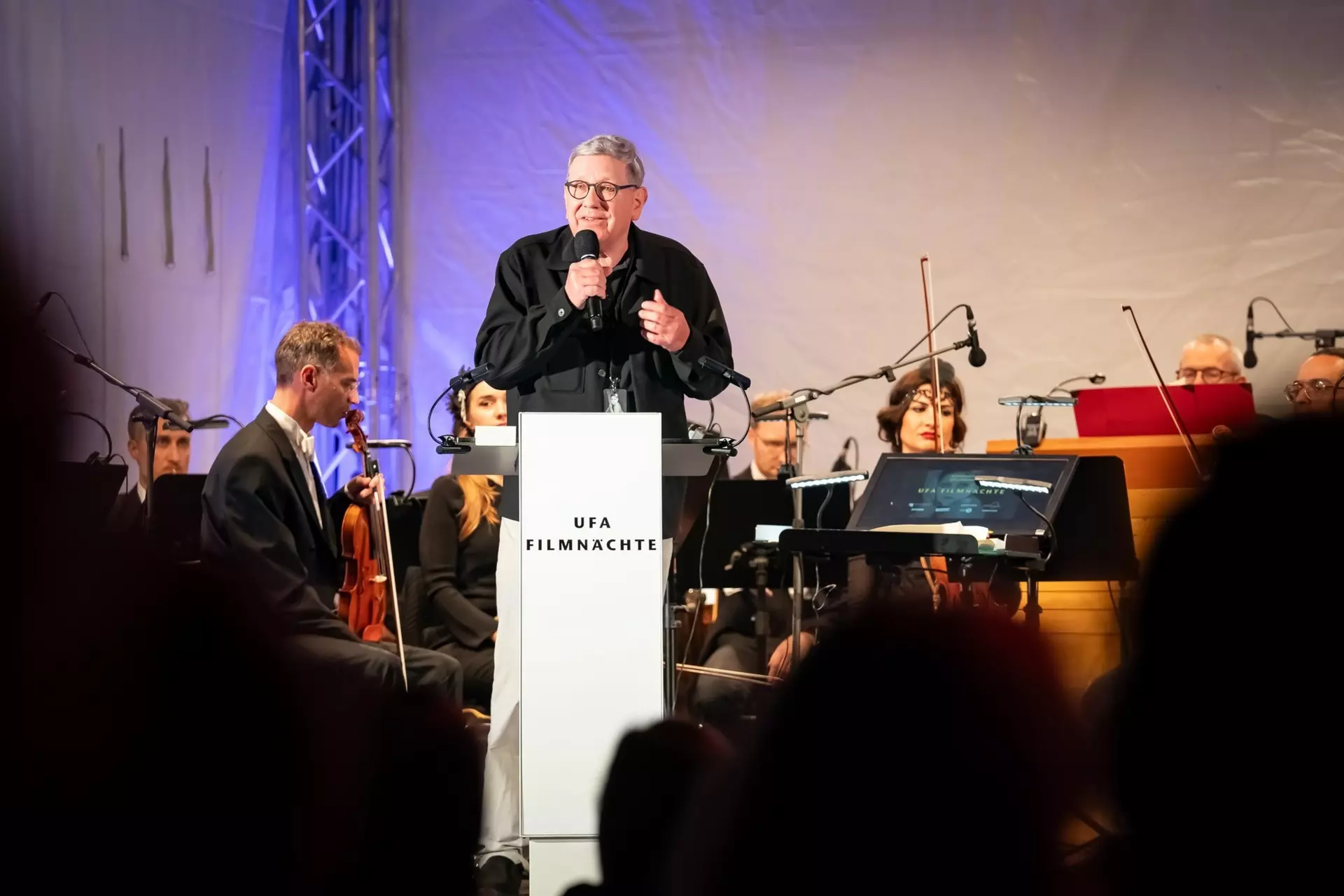 Friedemann Beyer, der Kurator der UFA, begrüßt die Gäste des zweiten Abends