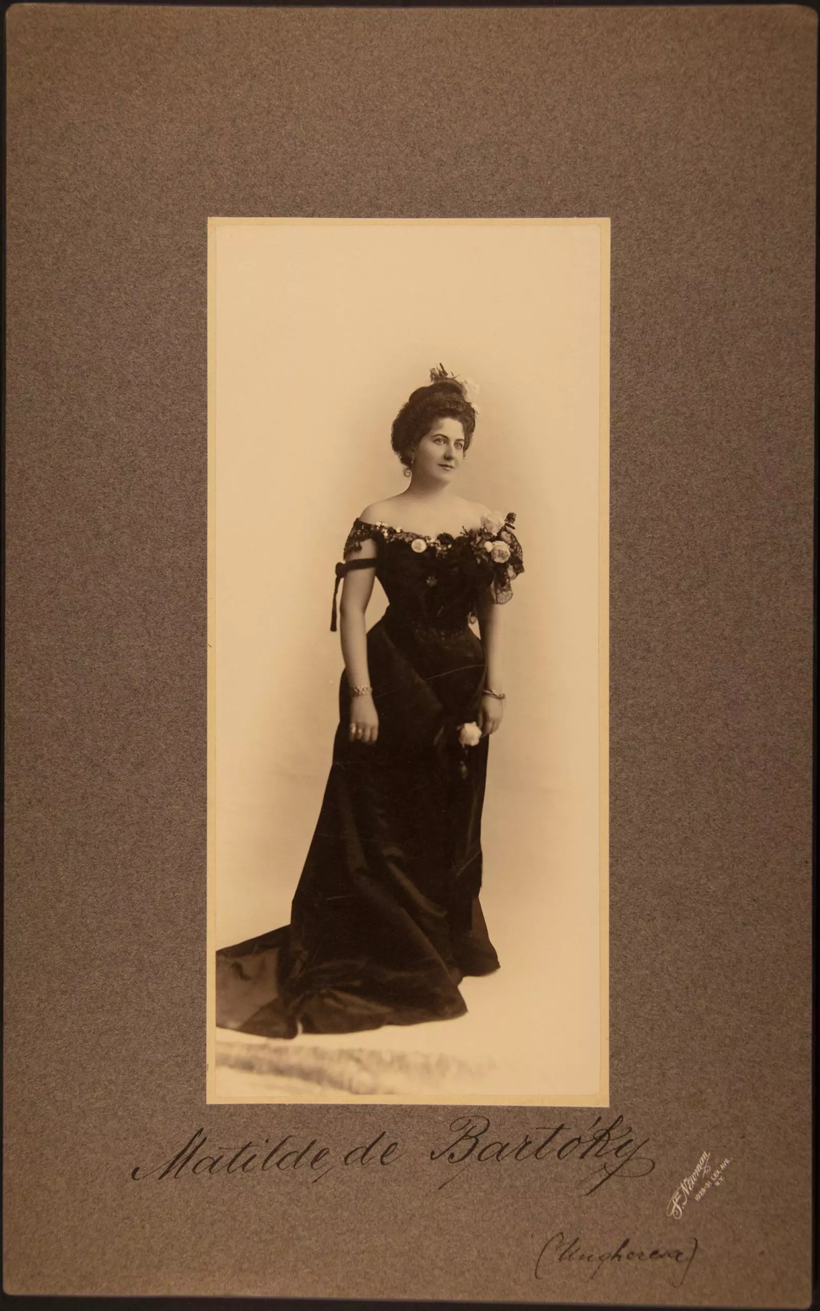 Historisches Porträt einer Frau im langen dunklen Kleid mit Blumenapplikationen, im Passepartout.