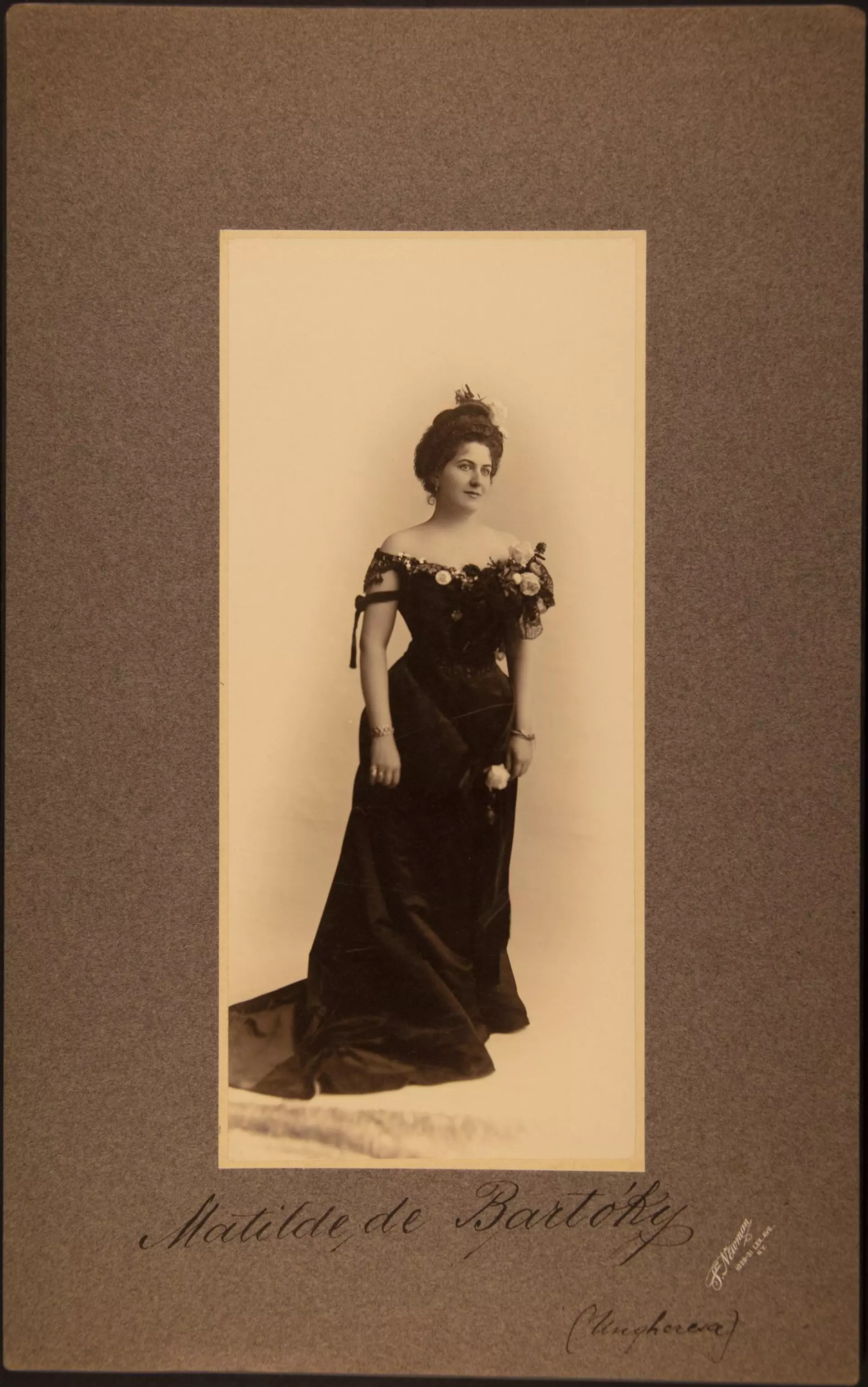 Historisches Porträt einer Frau im langen dunklen Kleid mit Blumenapplikationen, im Passepartout.