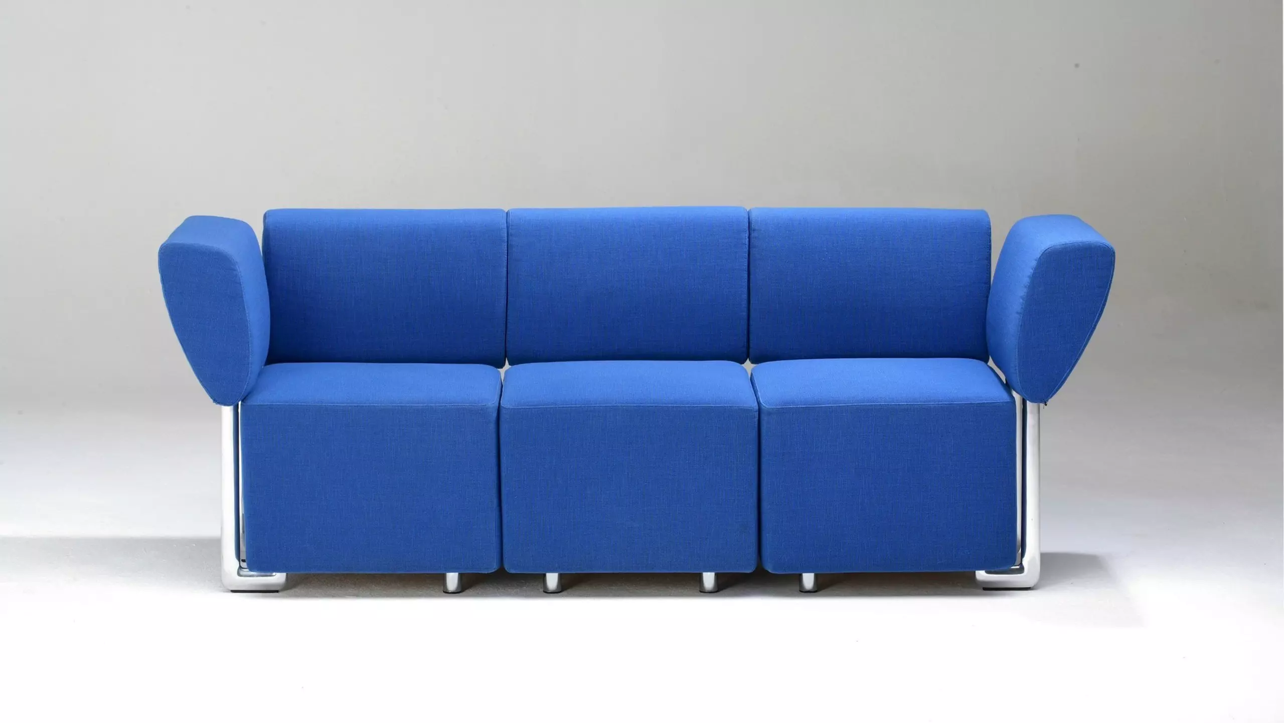 Blaues Sofa vor hellem Hintergrund