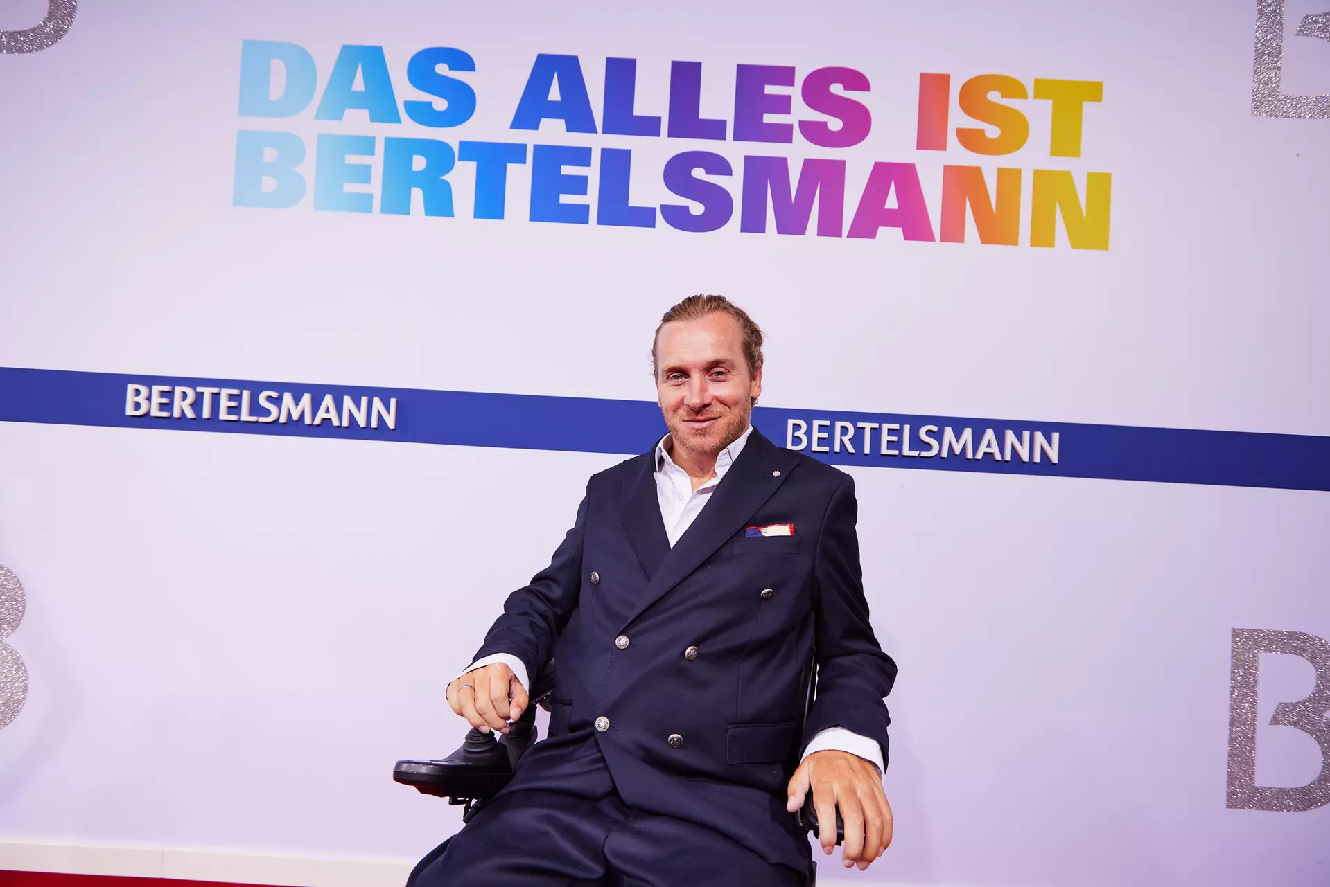 Samuel Koch sitzt im Rollstuhl auf dem roten Teppich der Bertelsmann Party 2025.