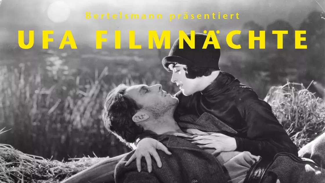 Romantische Schwarz-Weiss Szene mit einem Mann und einer Frau aus dem Film "Sunrise"